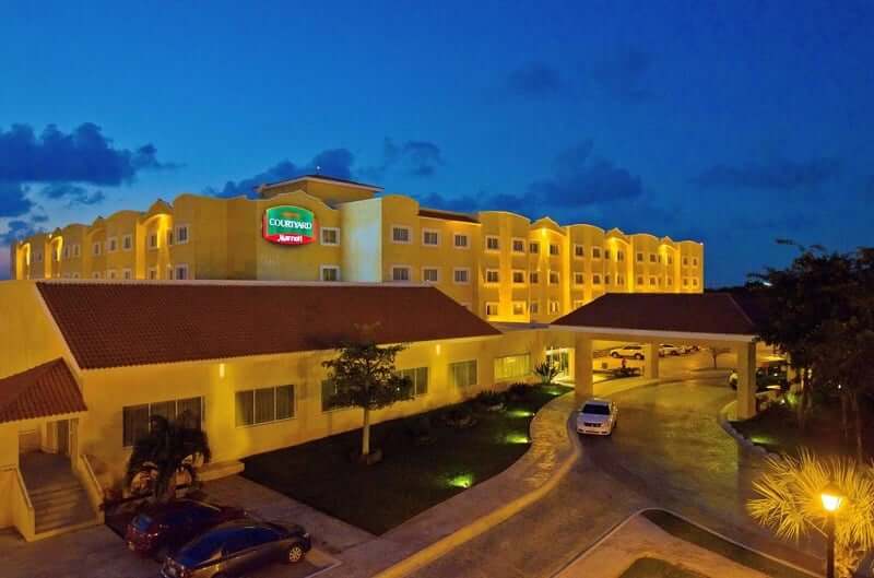 Hotel Courtyard en Cancún 