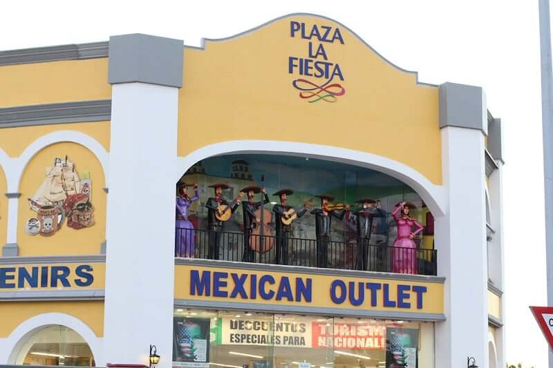 Tienda Plaza La Fiesta para comprar recuerdos y souvenirs en Cancún en México