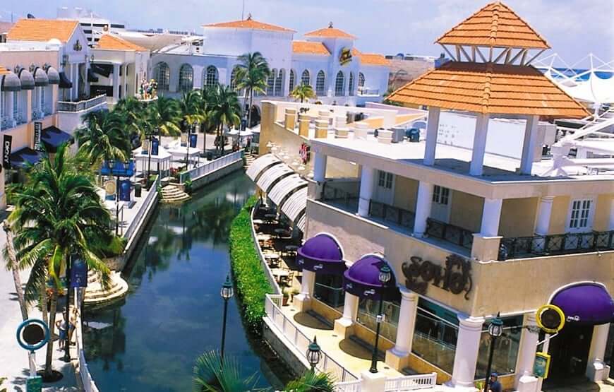 Paseo por el Shopping La Isla en Cancún
