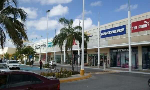 Estacionamiento en Las Plazas Outlet en Cancún