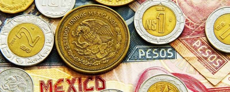 Dinero en papel y pesos mexicanos en efectivo