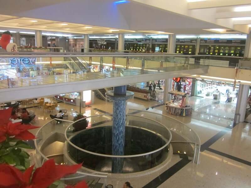 Área interna del shopping Plaza Kukulcan en Cancún