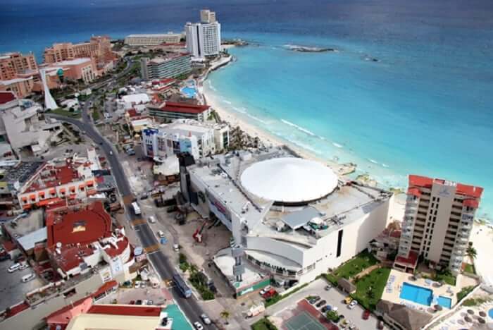 Tiendas en el Forum By The Sea en Cancún