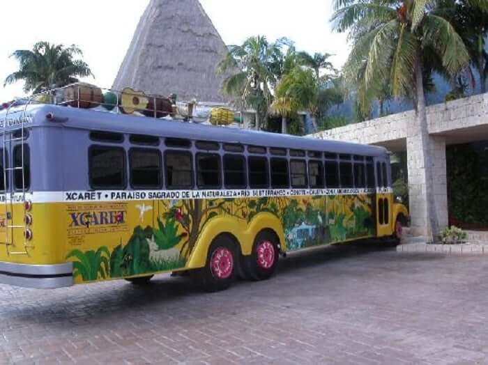 Autobús en el Parque Xcaret en Cancún