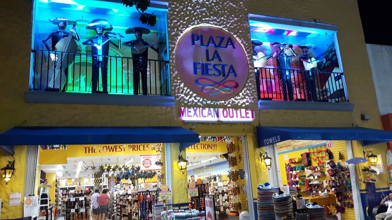 Plaza La Fiesta Mexican Outlet en Cancún 